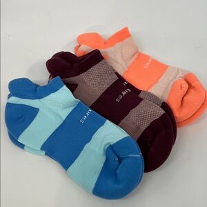 NBW Feetures High Performance Light Cushion No Show Tab Socks – Size Med